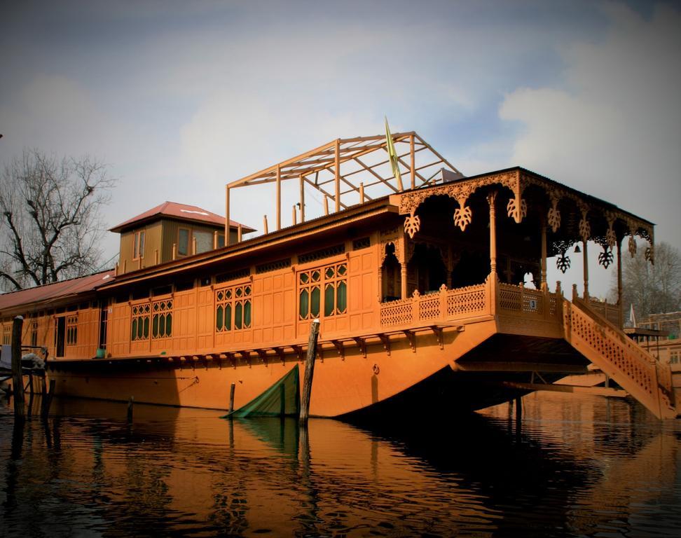 Yadgaar Houseboats Botel 3*