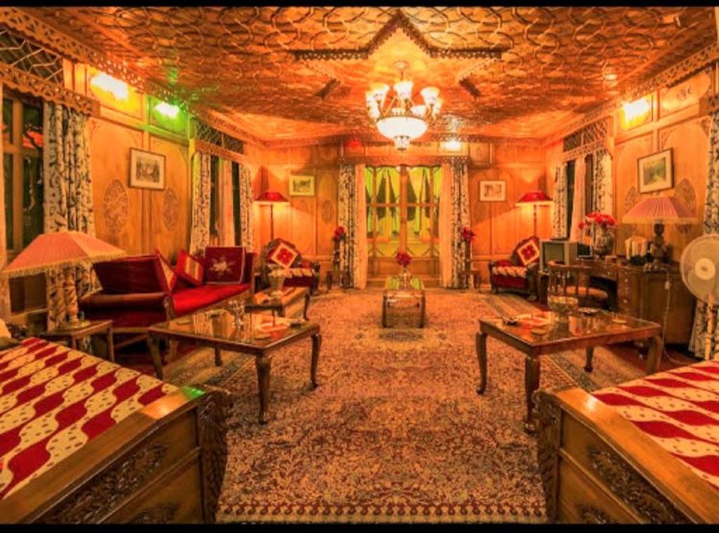 Yadgaar Houseboats 3*