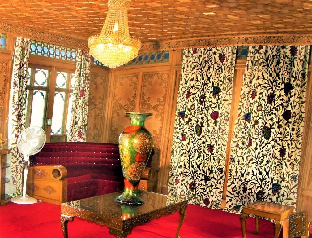 Botel Yadgaar Houseboats Srinagar (Jammu and Kashmir)