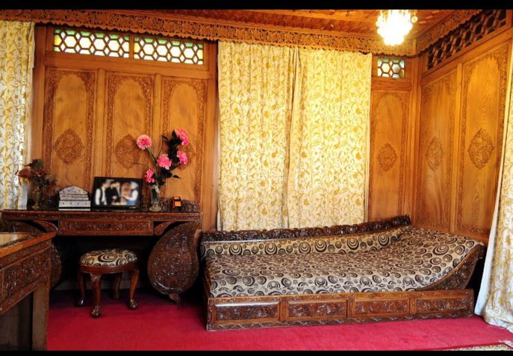 Botel Yadgaar Houseboats Srinagar (Jammu and Kashmir)
