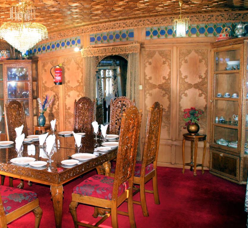 Yadgaar Houseboats 3*