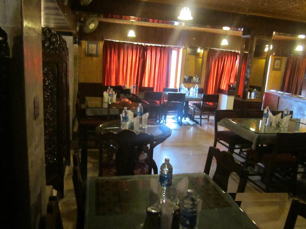 Hotel Akbar At Dal Lake Ghat Number 1 Hotel Srinagar (Jammu and Kashmir)