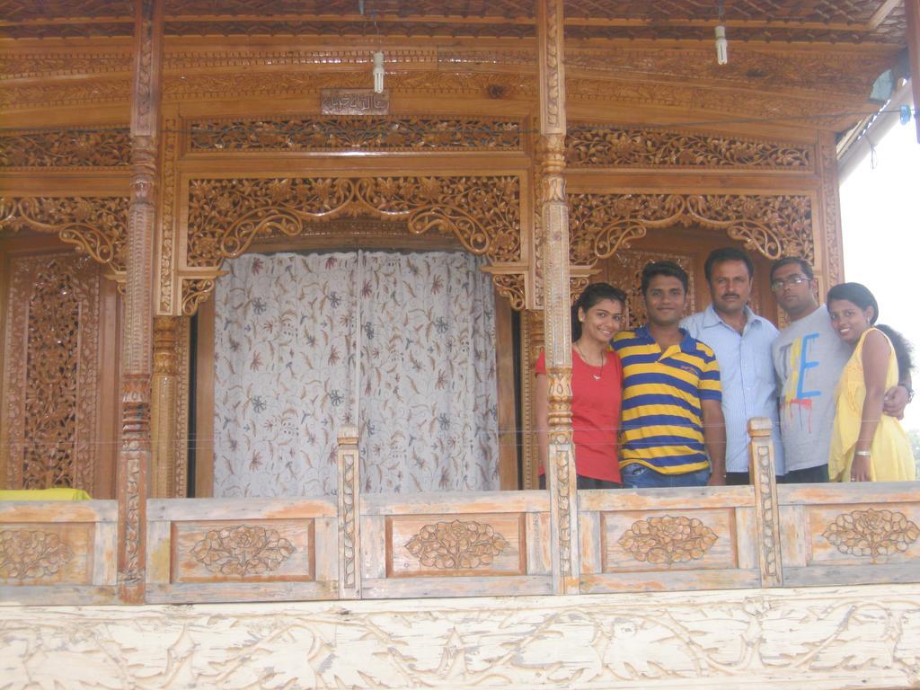 Botel Houseboat Sweet Star Srinagar (Jammu and Kashmir)