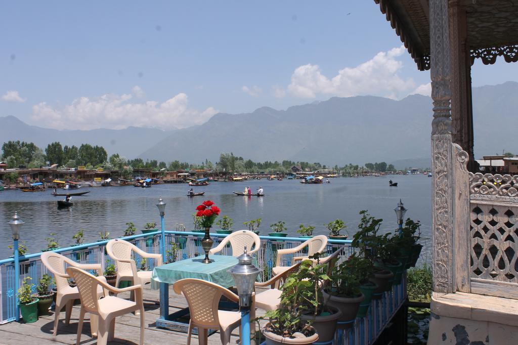 Young Beauty Star Houseboat Botel