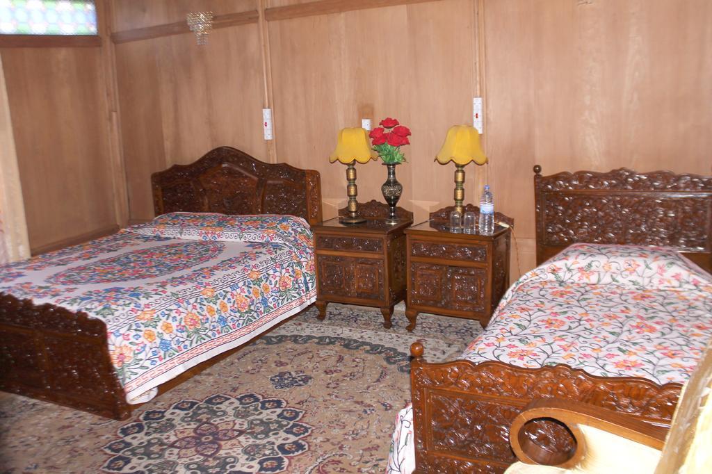Young Beauty Star Houseboat *