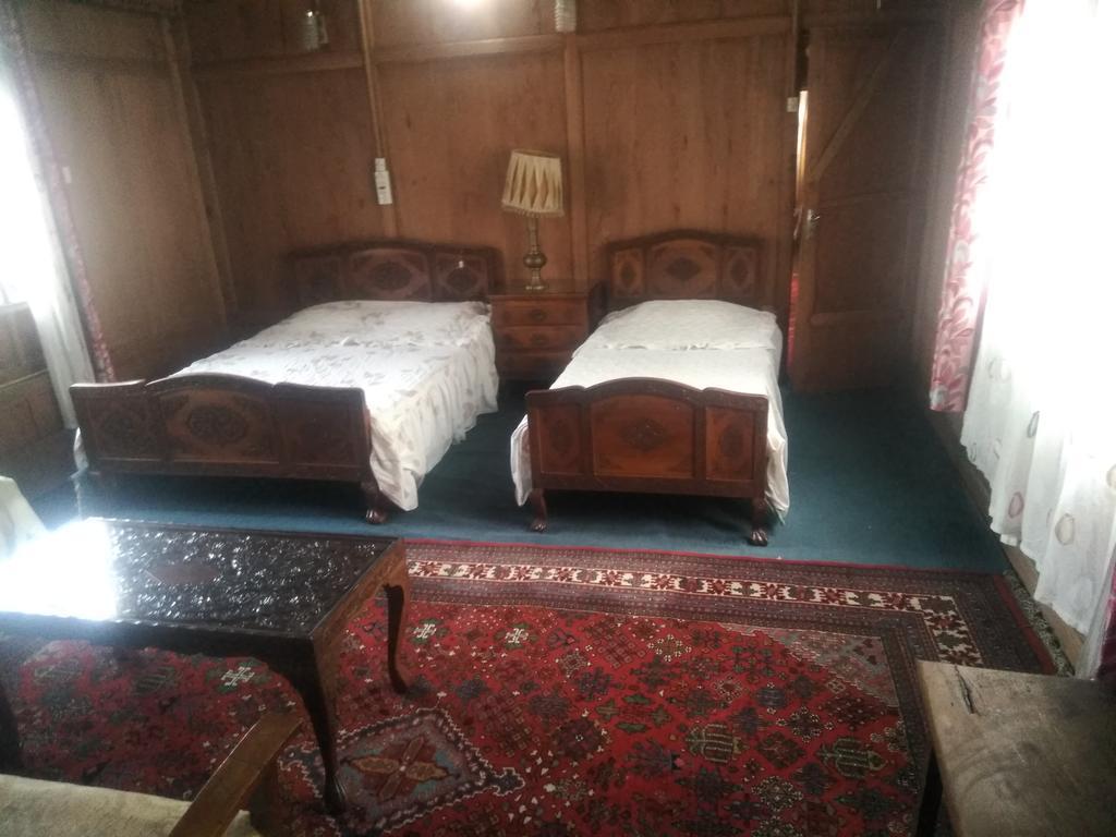 Botel Snowgoose Group Of Houseboats Srinagar (Jammu and Kashmir)