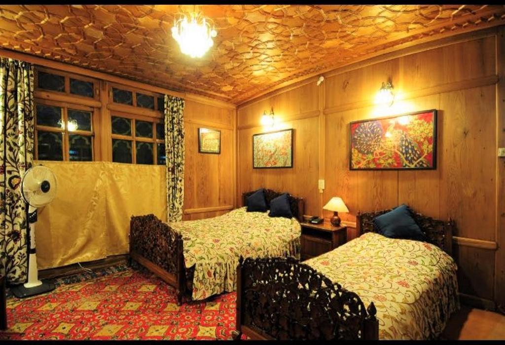 Botel Yadgaar Houseboats Srinagar (Jammu and Kashmir)