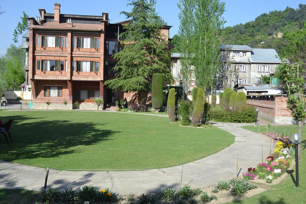 Brown Palace 3* Srinagar (Jammu and Kashmir)