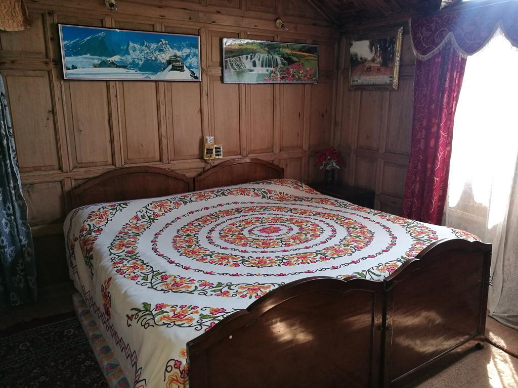House Boat Hardy Palace