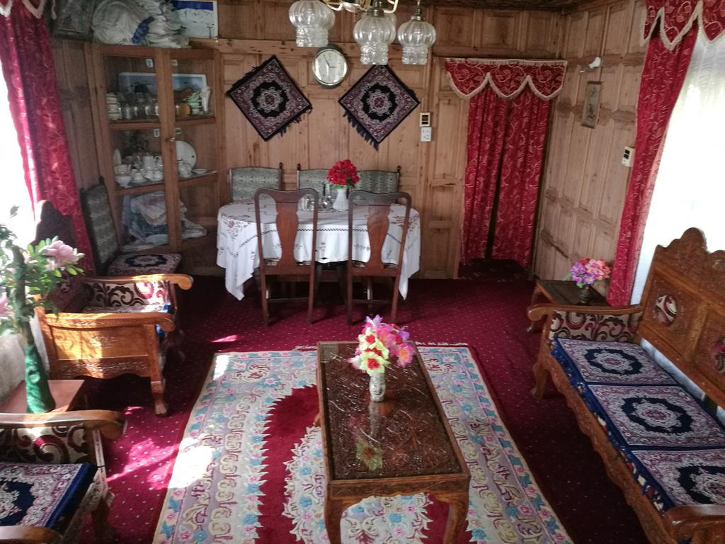 Botel House Boat Hardy Palace Srinagar (Jammu and Kashmir)
