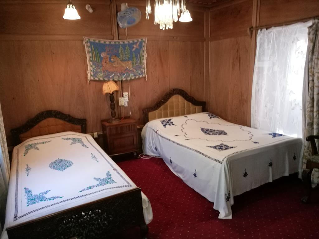 House Boat Hardy Palace Botel