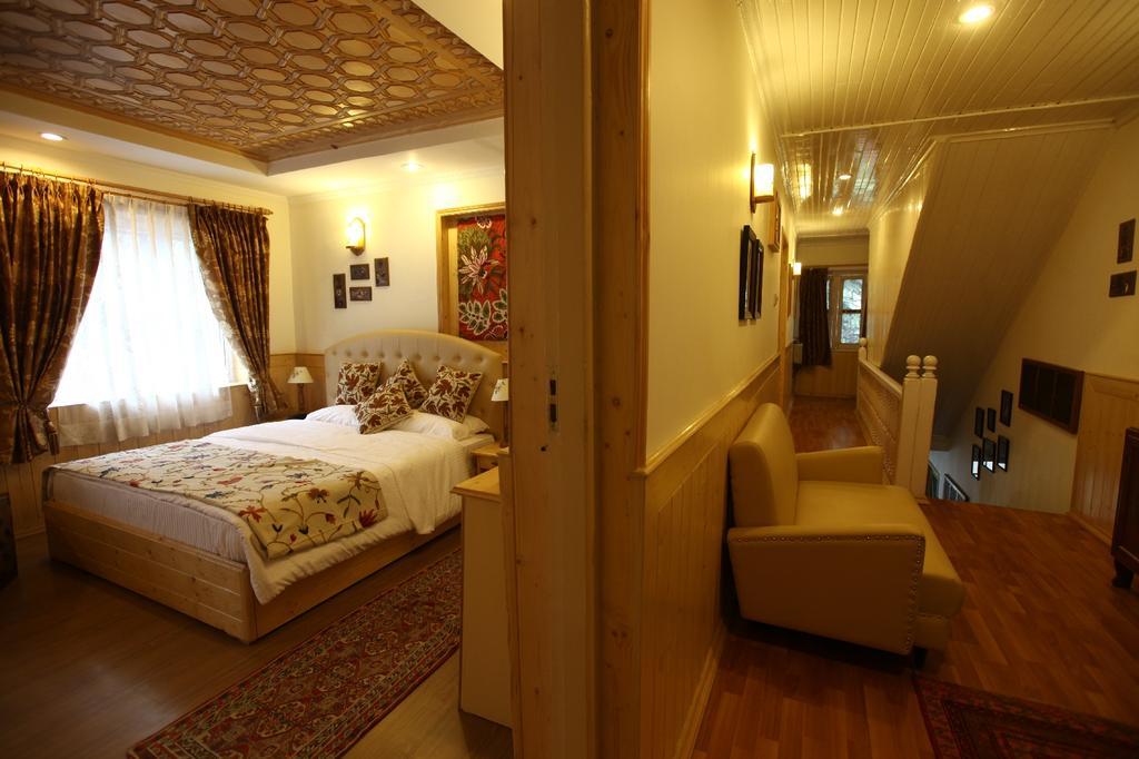 Dove Srinagar (Jammu and Kashmir)