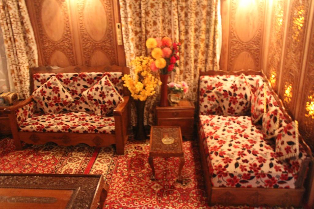 Botel House Boat New Lucifer Srinagar (Jammu and Kashmir)
