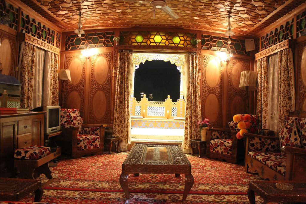 House Boat New Lucifer Botel