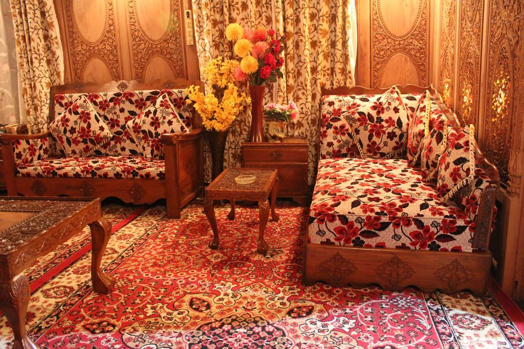 House Boat New Lucifer * Srinagar (Jammu and Kashmir)