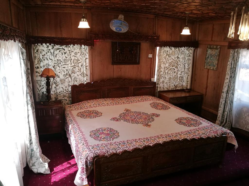 Botel House Boat Hardy Palace 3*
