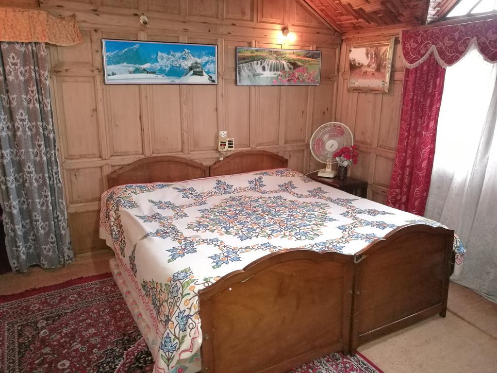 House Boat Hardy Palace Botel
