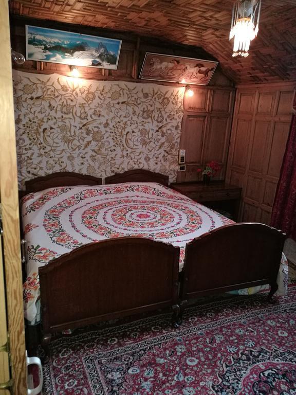House Boat Hardy Palace