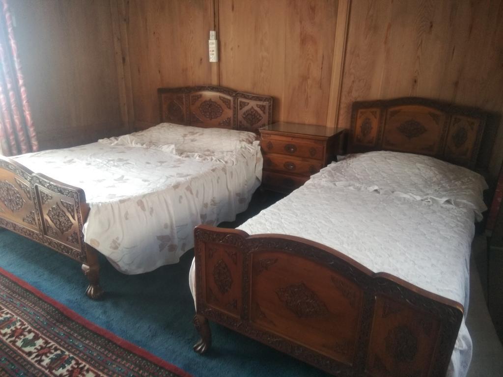 Snowgoose Group Of Houseboats