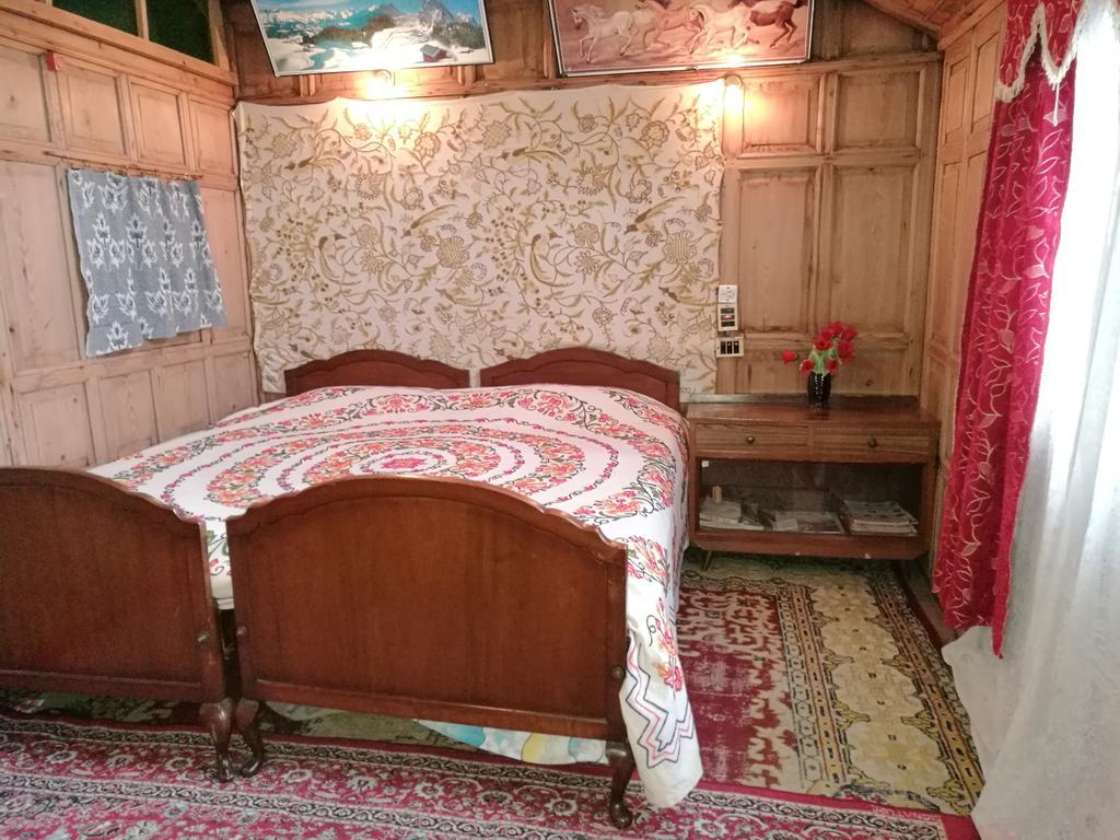 Botel House Boat Hardy Palace Srinagar (Jammu and Kashmir)