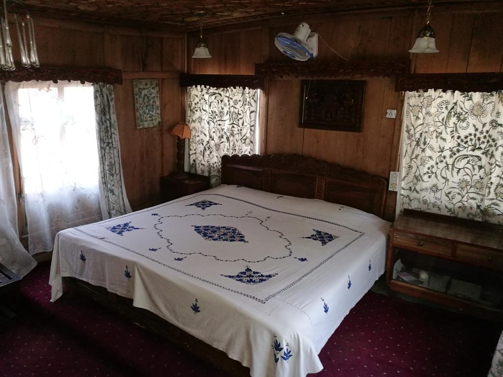 House Boat Hardy Palace Botel Srinagar (Jammu and Kashmir)