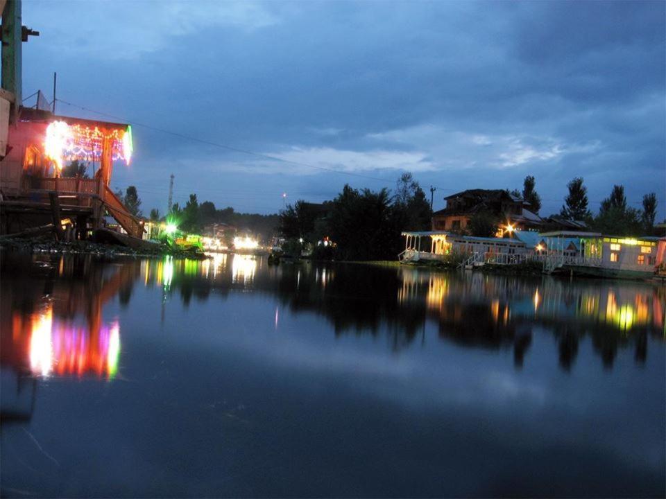 Houseboat Pride Of India 3*