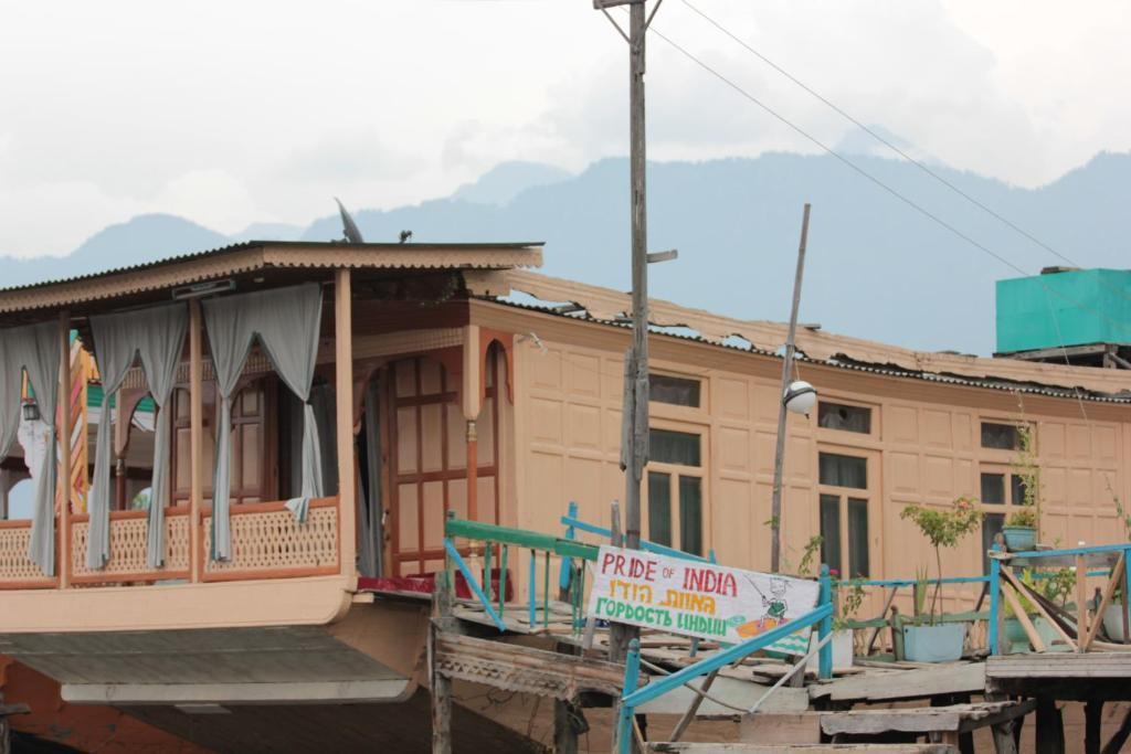 Botel Houseboat Pride Of India