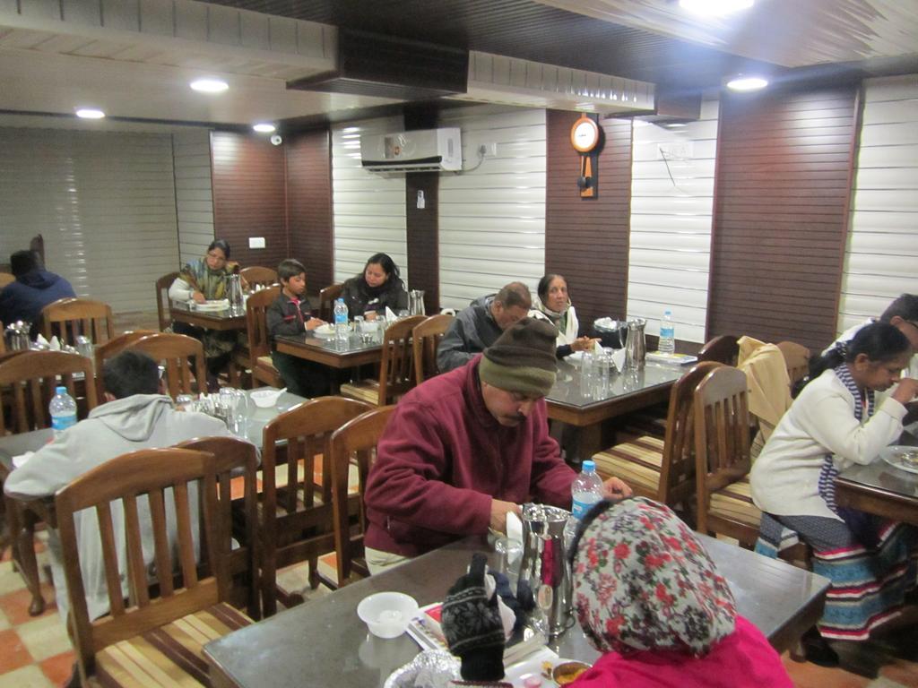 Hotel Hotel Akbar At Dal Lake Ghat Number 1 3*
