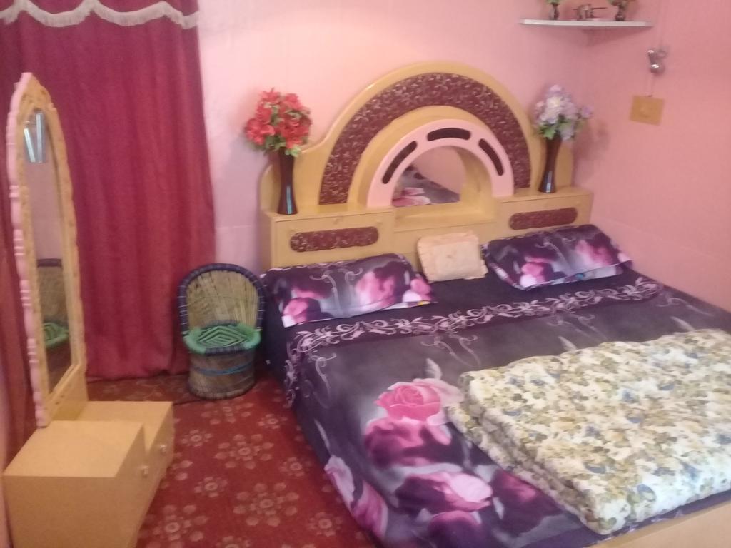 Houseboat Holiday Botel Srinagar (Jammu and Kashmir)