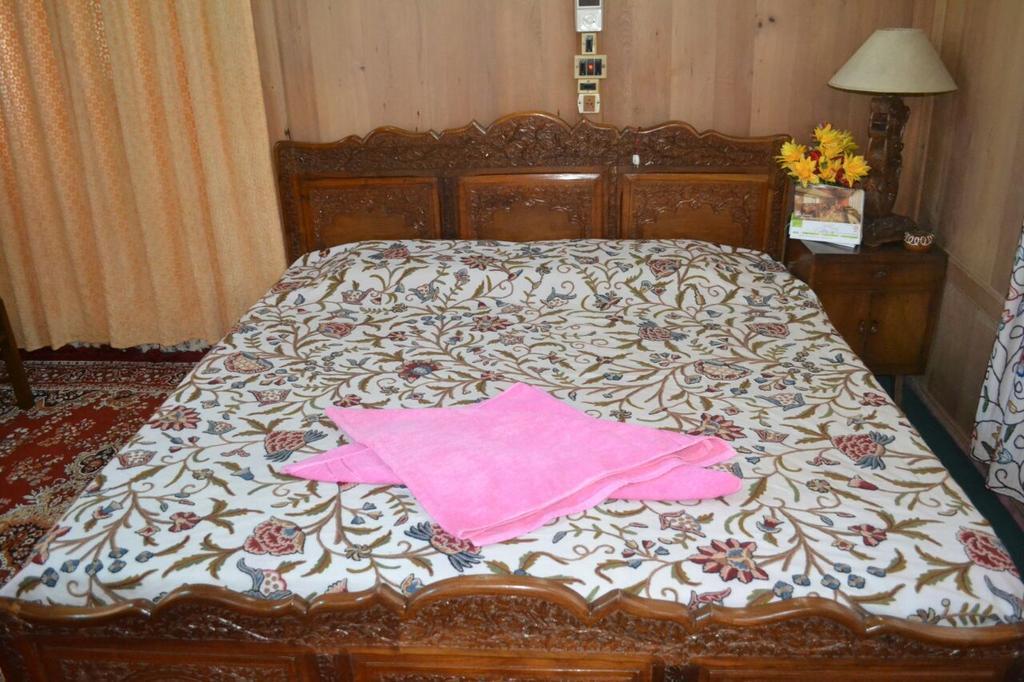Botel Houseboat Sweet Star Srinagar (Jammu and Kashmir)