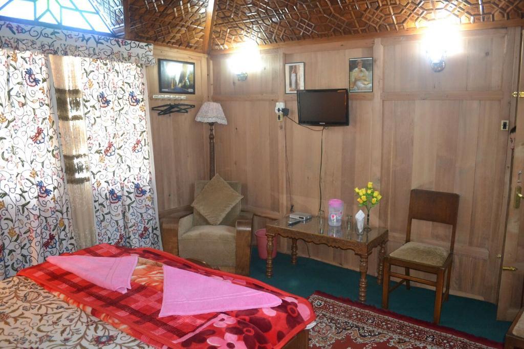 Houseboat Sweet Star Botel