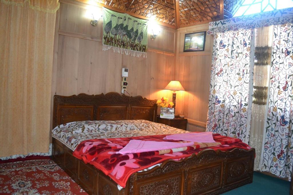 Houseboat Sweet Star Botel Srinagar (Jammu and Kashmir)