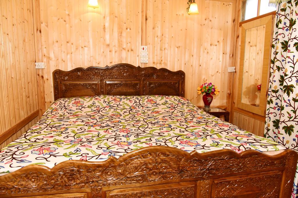 White House Group Of Houseboats 3*