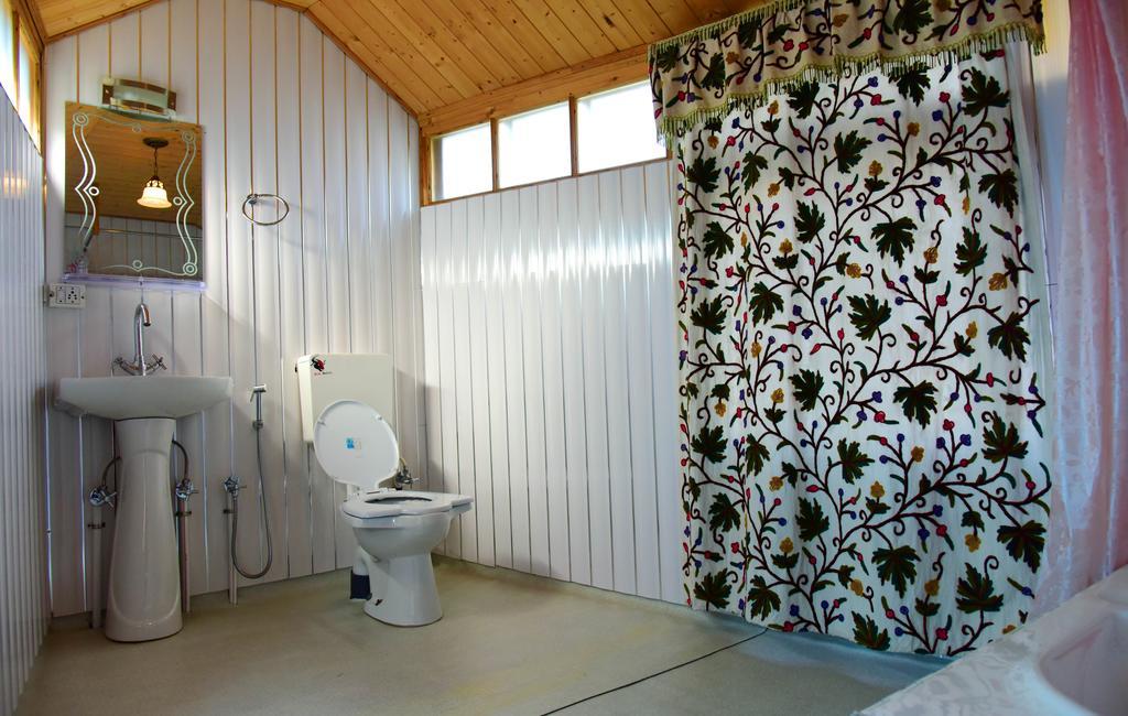 White House Group Of Houseboats 3*
