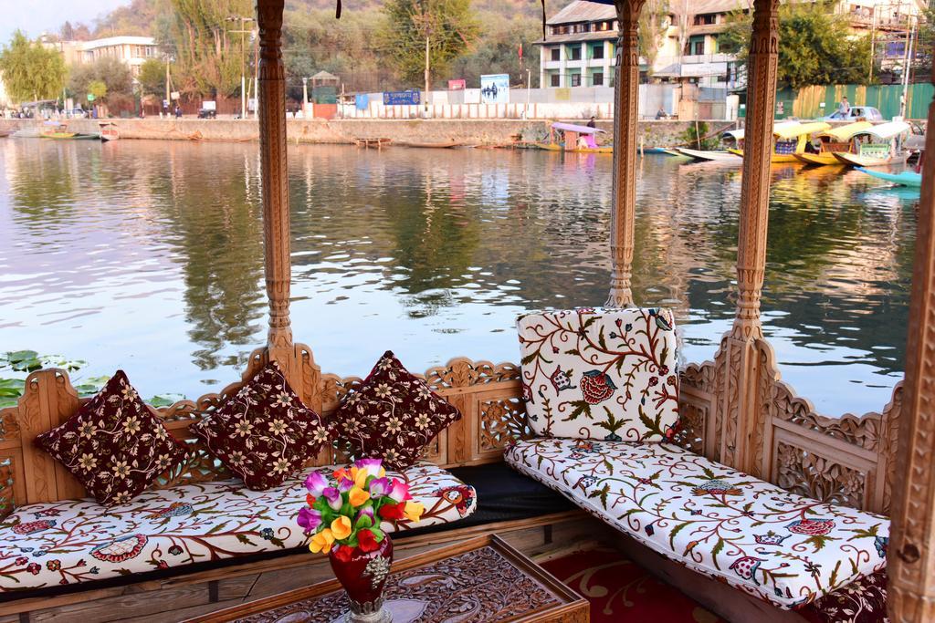 Botel White House Group Of Houseboats