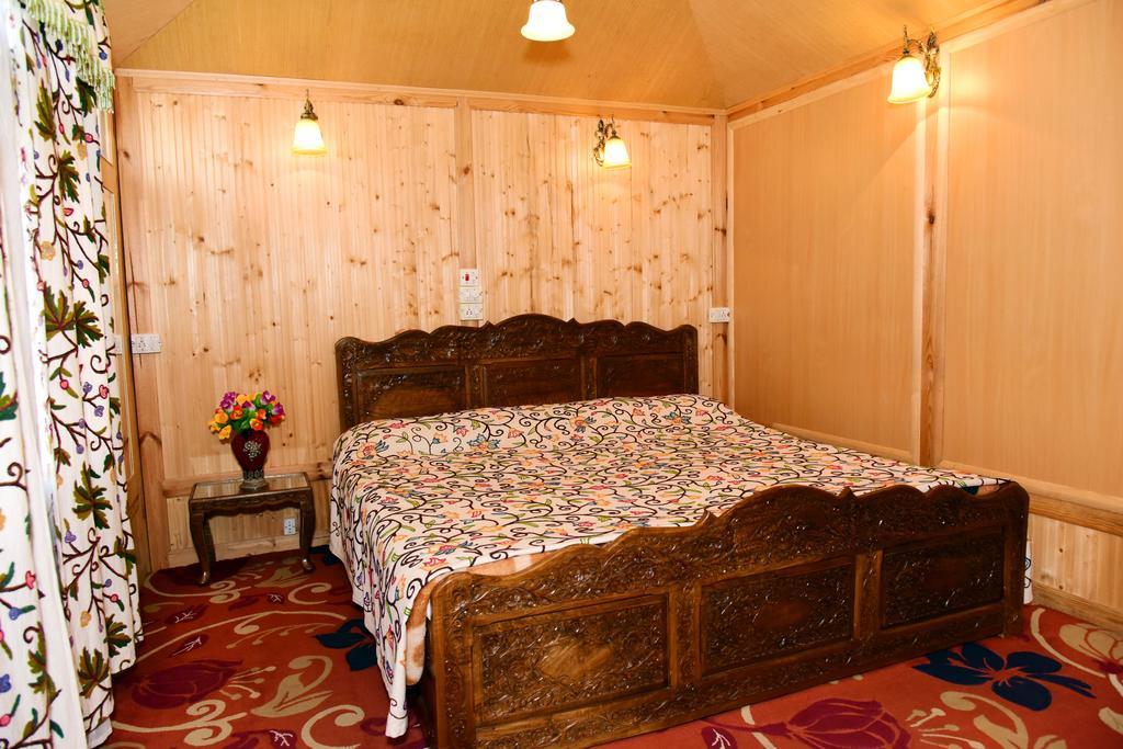 Botel White House Group Of Houseboats