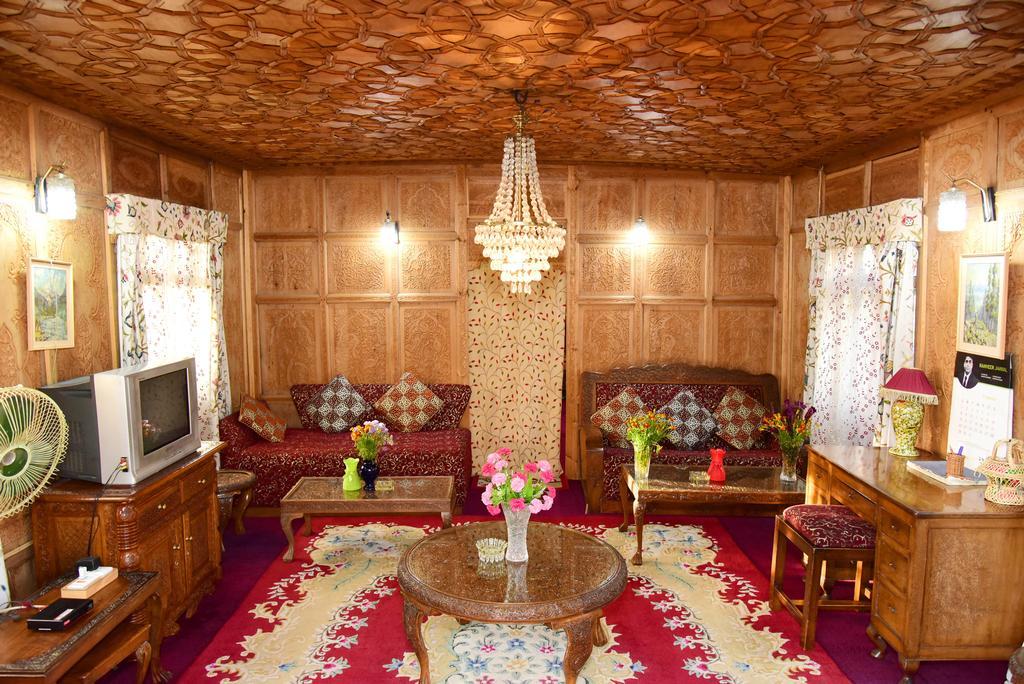White House Group Of Houseboats Botel 3*
