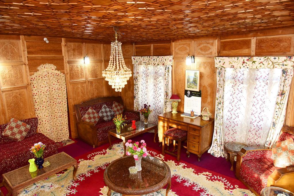 White House Group Of Houseboats