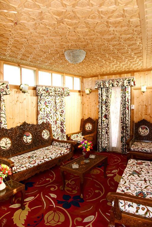 White House Group Of Houseboats 3*