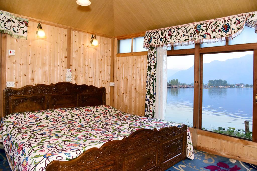 White House Group Of Houseboats Botel 3*
