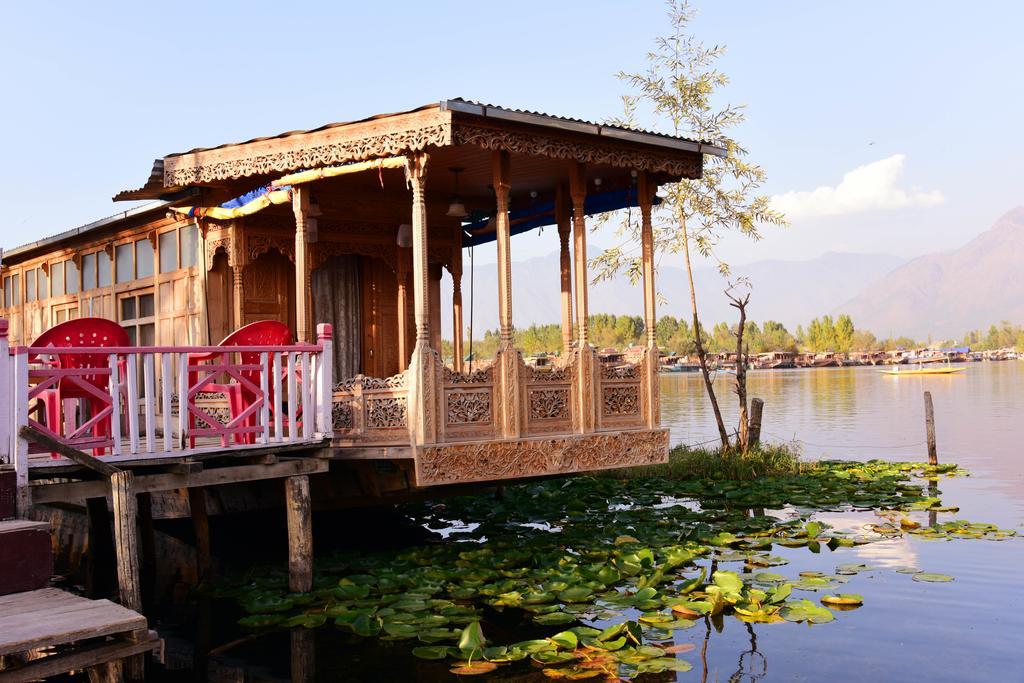 Botel White House Group Of Houseboats