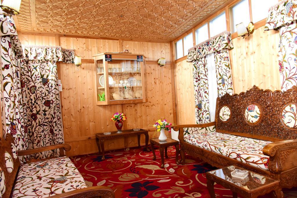 White House Group Of Houseboats Botel 3*
