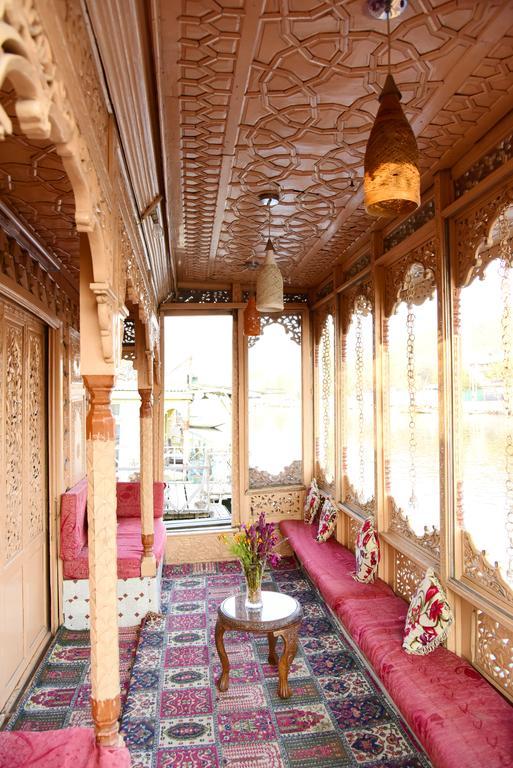 White House Group Of Houseboats Botel 3*