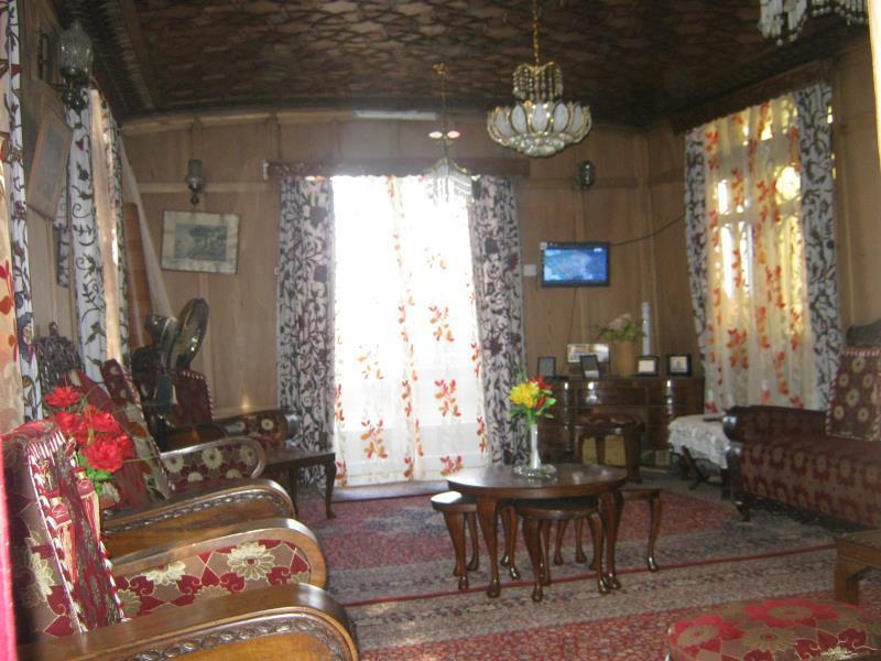 Young Shahzada Group Of Houseboats Botel