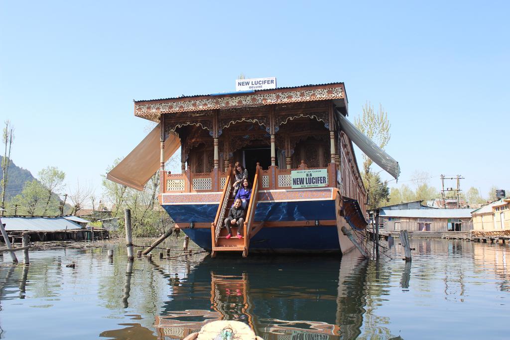 House Boat New Lucifer Botel Srinagar (Jammu and Kashmir)