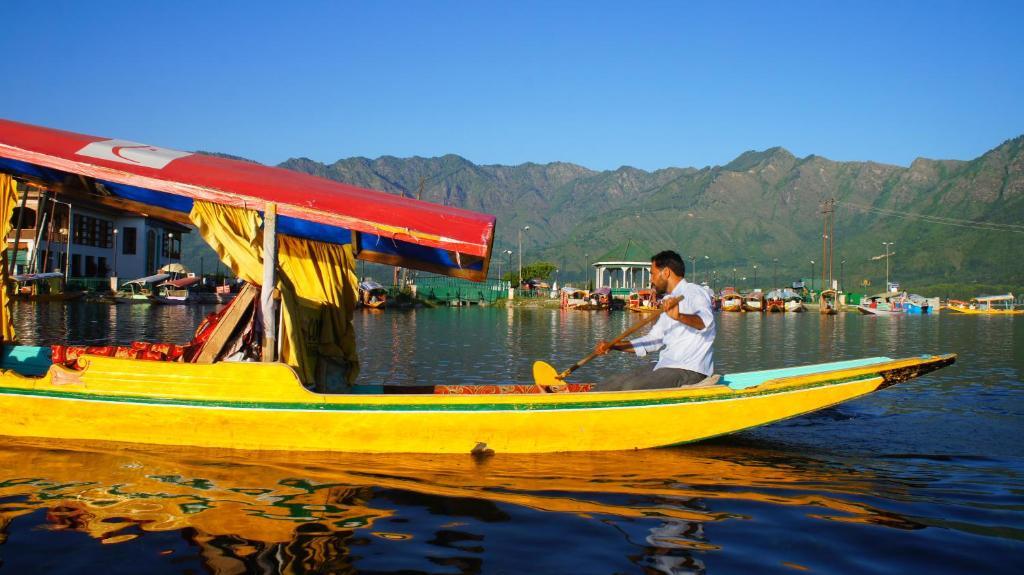 Botel Golden Hopes Group Of Houseboats