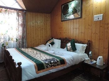 The Altaf Group Of Houseboats Botel Srinagar (Jammu and Kashmir)