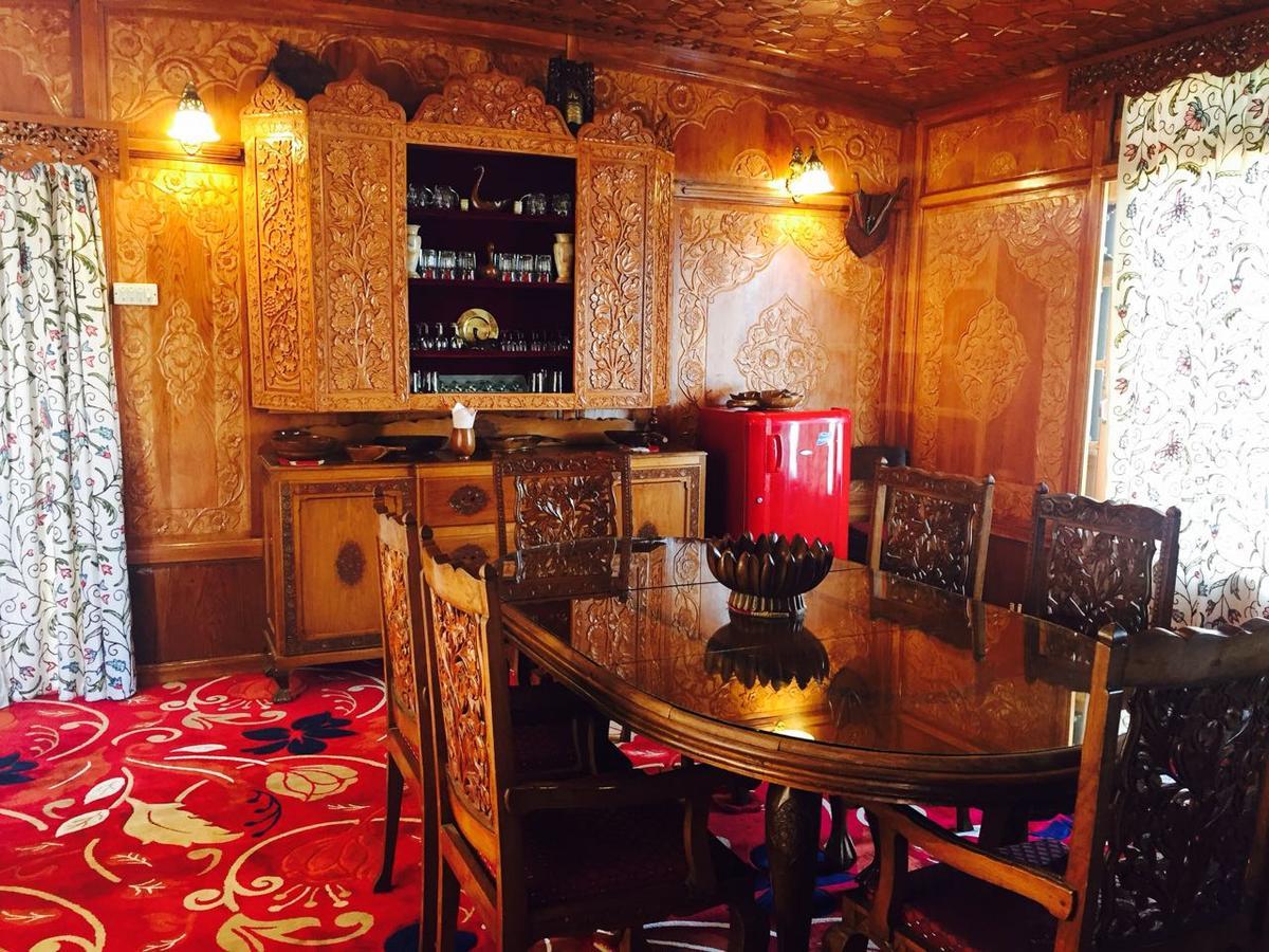 Monarch Group Of Houseboats Botel 3*