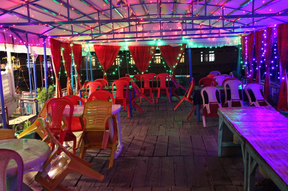 Aziz Group Of Houseboats Botel