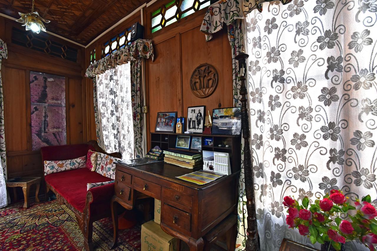 Palace Group Of House Boats Hotel
